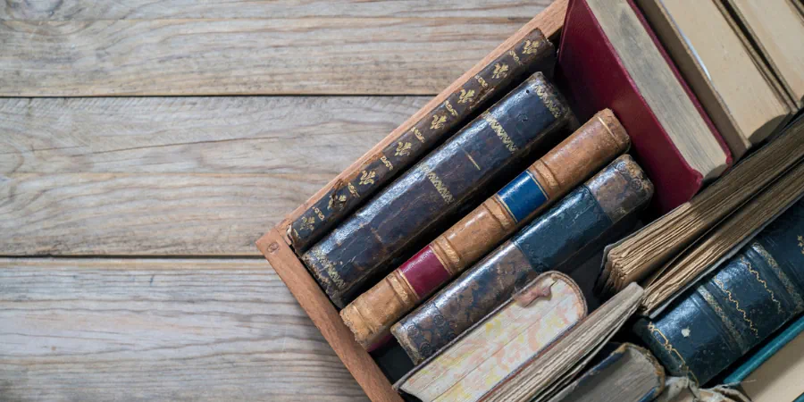 Biblioteca pessoal com estantes de livros